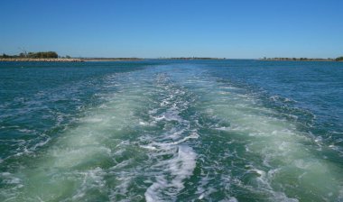 Yaz konseptinde tatil tatili, tekne ye yelken.