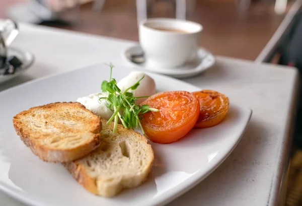 Hälsosam frukost med pocherat ägg, tomater och rostat bröd — Stockfoto