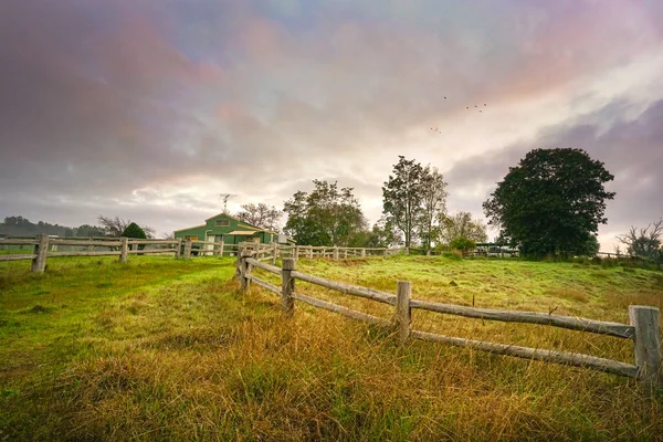 Backgroun bir yazlık ile bir ülke çiftlik arazisi Peyzaj