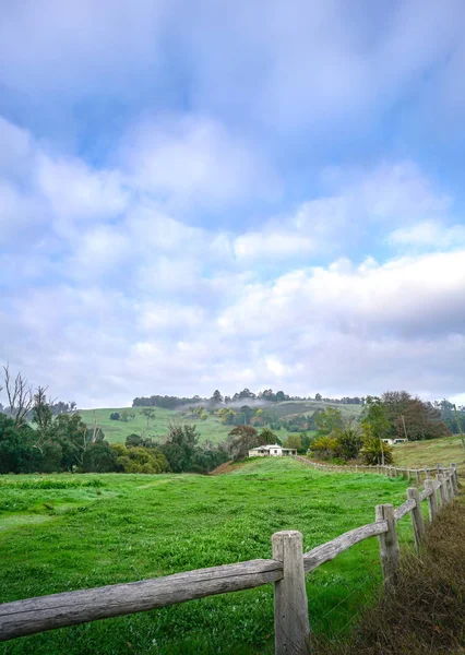 Paisaje de una casa de campo con prados verdes en un valle con — Foto de Stock