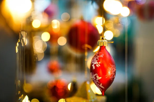 Рождественский фон - безделушки и свет — стоковое фото