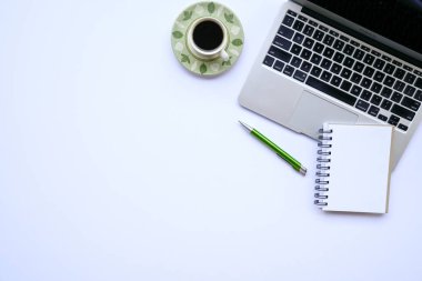 Beyaz ofis masa masası, üst görünüm veya düz yatıyordu