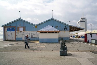 Fremantle bronz anıt erkek ve kız göçmenlerin heykeli