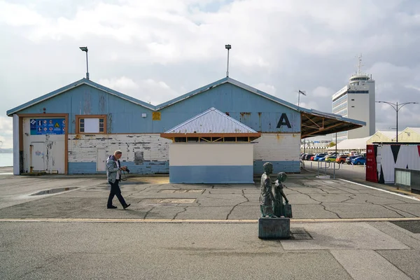 Fremantle bronz anıt erkek ve kız göçmenlerin heykeli