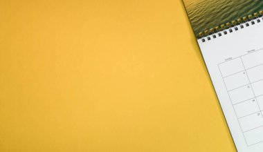 Ofis masasında takvim veya Planlayıcı üst görünümü