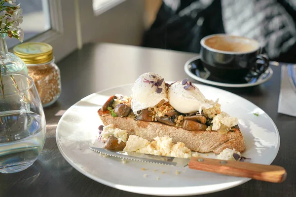 Haşlanmış yumurta ve tost ekmeği ile kahvaltı