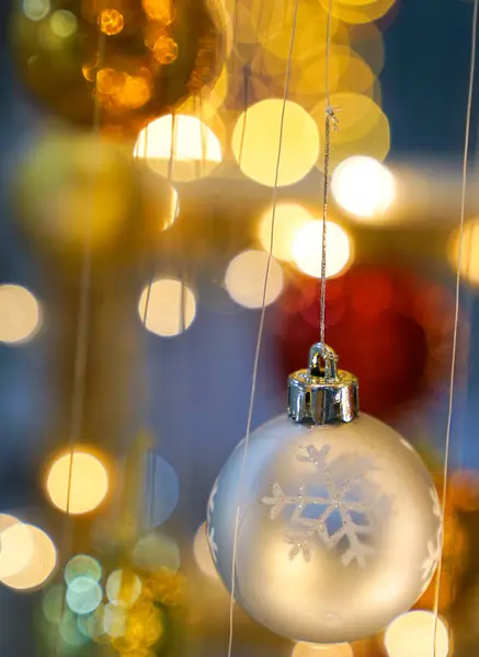 Рождественский фон - безделушки и свет — стоковое фото