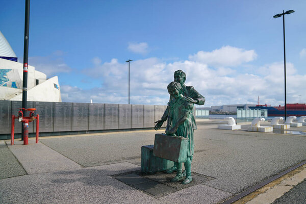 Фримантл бронзовый мемориал статуя мальчика и девочки мигрантов на
