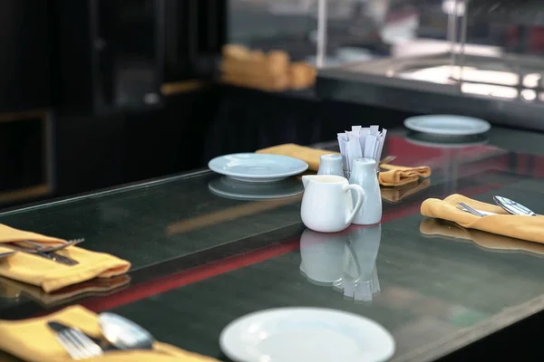 Utensílios de cozinha em uma mesa de restaurante que inclui pimenta, sal, para — Fotografia de Stock