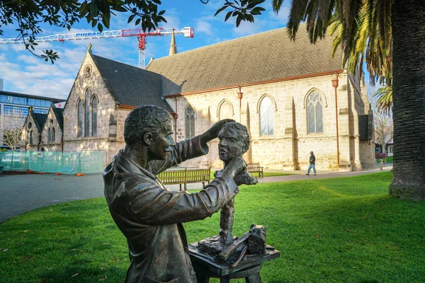 Estatua de bronce en los terrenos de la Plaza del Rey, Fremantle, Wester — Foto de Stock