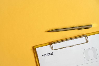 Ofis masasının üstüne devam edin