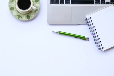 Beyaz ofis masa masası, üst görünüm veya düz yatıyordu