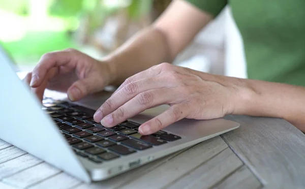 Kvinnans händer upptagna med att skriva på tangentbordet. Flexi arbetskoncept. — Stockfoto