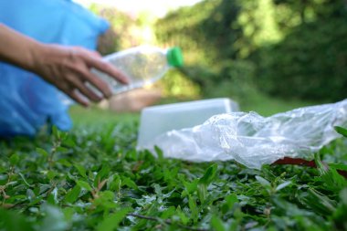Plastik kap ya da şişeyi kapat. Plastik kirliliğini durdur 