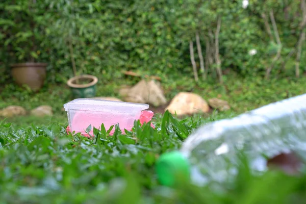 Fechar o recipiente de plástico ou garrafa. Pare a poluição plástica — Fotografia de Stock