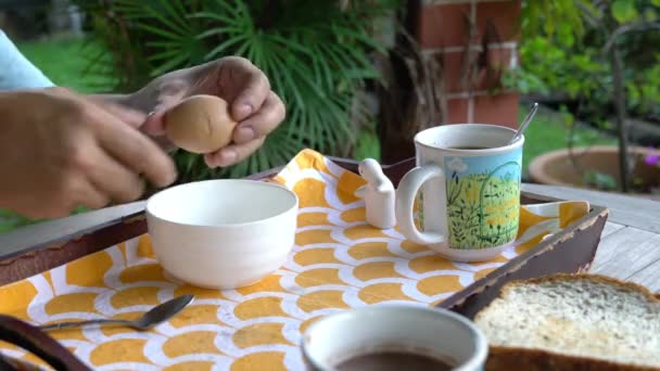 Homem Quebrando Ovos Cozidos Macios Para Café Manhã — Vídeo de Stock