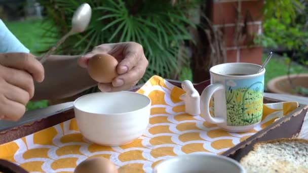 Homem Quebrando Ovos Cozidos Macios Para Café Manhã — Vídeo de Stock
