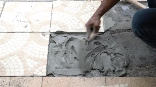 Munkás Csempéket Tesz Padlóra Cement Tetejére Házfelújítási Vagy Javítási Munkák — Stock videók