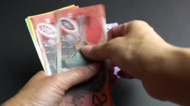 Avustralya Doları Banknotları Sayılıyor. 