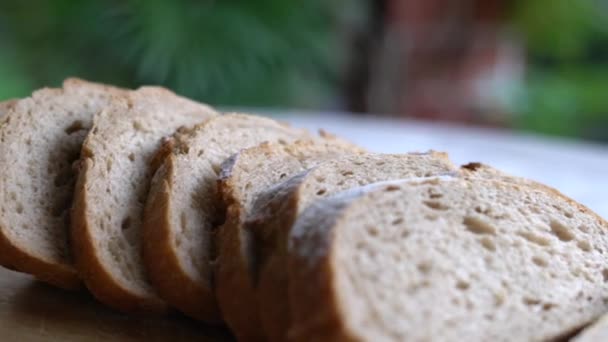 Kyselý Chléb Bochník Nakrájený Plátky Odpočinek Prkně Snímek — Stock video