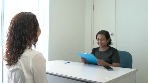 Zwei Geschäftsfrauen Unterschiedlicher Ethnischer Zugehörigkeit Geben Sich Die Hand — Stockvideo