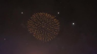 Gerçek havai fişek arka planı. Parlak havai fişek gösterisi. Yeni yıl arifesi havai fişek kutlaması