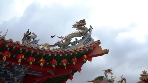 Κινέζικη Στέγη Ναού Και Κόκκινα Φανάρια Όμορφα Γλυπτά Του Δράκου — Αρχείο Βίντεο