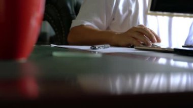 İş adamı ya da programcı bilgisayarının bilgisayarında çalışıyor. Parmaklarını bilgisayar faresine odakla. Ev ayarı.