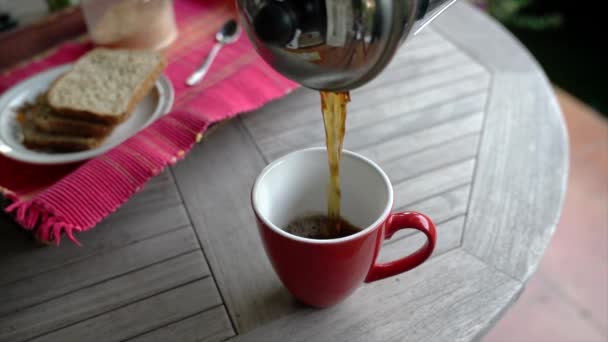 Despeje Café Preto Uma Xícara Vermelha Pequeno Almoço Movimento Lento — Vídeo de Stock