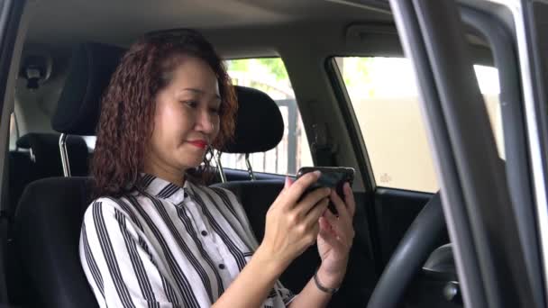 Asiática China Empresaria Viendo Vídeo Celular Dentro Coche — Vídeos de Stock