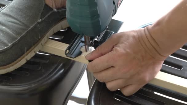 Aannemer Zagen Van Hout Plank Met Een Hand Elektrische Zaag — Stockvideo