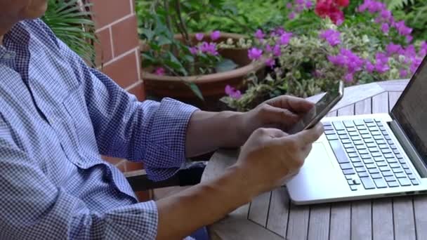 Hombre Negocios Surfeando Charlando Teléfono Celular Frente Computadora Portátil Casa — Vídeos de Stock