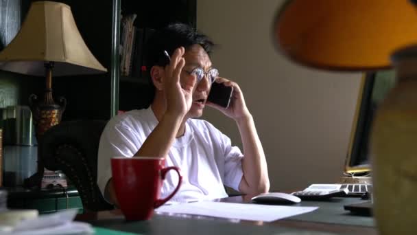 ビジネスマンが携帯電話で話してる 内務省設置 — ストック動画