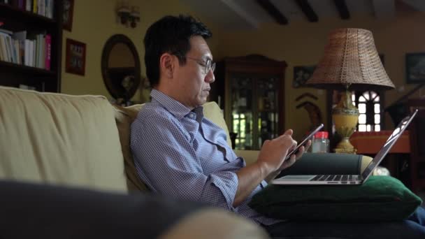 Zakenman Surfen Chatten Zijn Mobiele Telefoon Voor Zijn Computer Laptop — Stockvideo