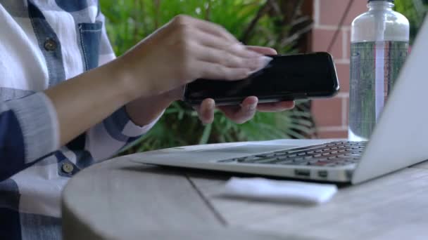 Mujer Limpiando Celular Con Desinfectante Protección Contra Coronavirus Concepto Covid — Vídeos de Stock