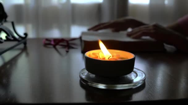 Luz Velas Com Mulher Lendo Bíblia Sagrada Fundo Cenário — Vídeo de Stock