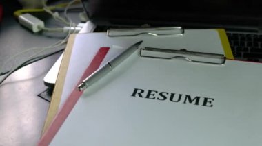 Bilgisayarın üstüne, panoya iliştirilmiş olarak devam et. İşe alma veya istihdam kavramı.