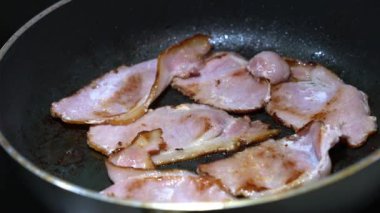 Tavada ya da tavada domuz pastırması pişirmek. Kızarma. Yağlı. Servis edilmeye hazır.