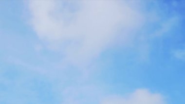 Mavi gökyüzünde hareket eden bulutların zamanı. Kabarık tüylü beyaz bulutlar güzel hareket ediyor, Hıristiyan tapınma geçmişi için uygun..