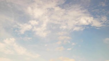 Mavi gökyüzünde hareket eden bulutların zamanı. Kabarık tüylü beyaz bulutlar güzel hareket ediyor, Hıristiyan tapınma geçmişi için uygun..