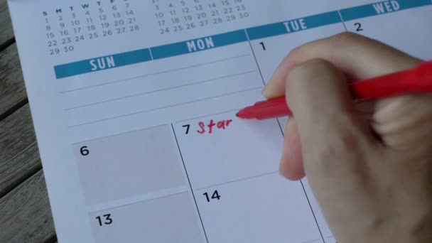 Mulher Escrevendo Palavras Começar Novo Trabalho Com Caneta Vermelha Calendário — Vídeo de Stock