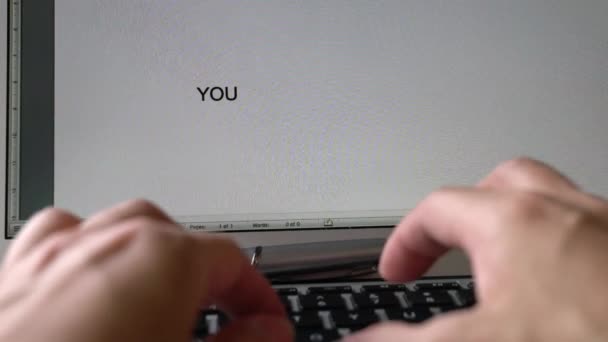 あなたはキーボードで解雇され 単語がコンピュータ画面に表示されます — ストック動画