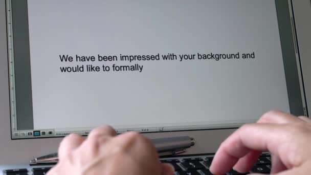 Empresaria Escribiendo Una Carta Oferta Trabajo Teclado Las Palabras Aparecen — Vídeos de Stock