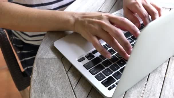 Nahaufnahme Einer Geschäftsfrau Die Auf Der Tastatur Tippt Blick Aus — Stockvideo