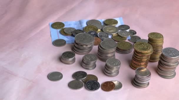 Νομίσματα Και Χαρτονομίσματα Στο Τραπέζι Χρήματα Για Αποταμιεύσεις Επενδύσεις Τραβηγμένο — Αρχείο Βίντεο