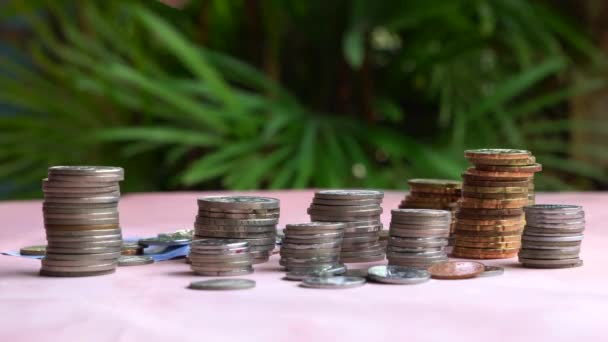 Γυναίκα Βάζοντας Top Κέρματα Κέρματα Στοίβα Στο Τραπέζι Εξοικονόμηση Χρημάτων — Αρχείο Βίντεο