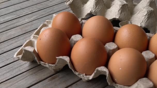 Telur Pertanian Dalam Kotak Kardus Atas Meja Slide Shot — Stok Video