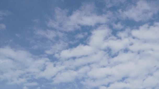Timelapse du mouvement des nuages sur le ciel bleu. Puffy nuages blancs pelucheux se déplaçant magnifiquement, adapté à l'arrière-plan culte chrétien .