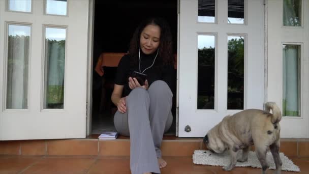 Mujer Charlando Celular Con Auriculares Acomodación Casera Con Perrito Trabajo — Vídeos de Stock