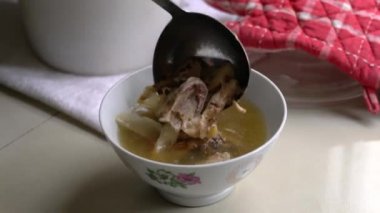 Çin geleneksel ginsengi bitkisi, tavuk kemiği çorbası ve kase.. 